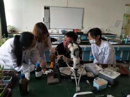 袁一杨博士正在指导学生实验