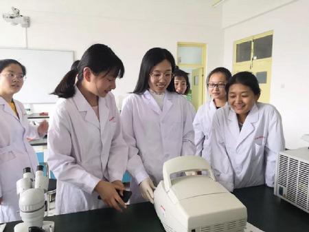 宋丽娟老师正在指导学生实验