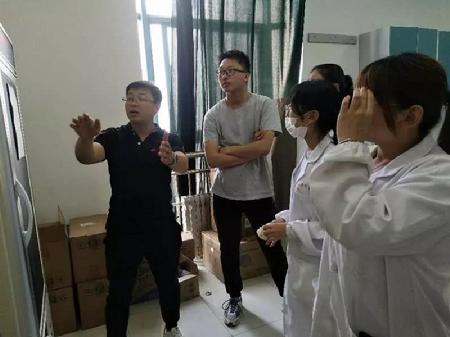 袁一杨博士正在给学生召开组会